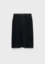 Falda midi de jean negro con abertura frontal, cierre de cremallera y botón, trabillas y cinco bolsillos.