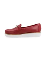 Mocasines rojos de cuero con suela track blanca y detalle de hebilla dorada.