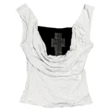 Top negro con cuello drapeado y tachas plateadas formando una cruz en el frente.