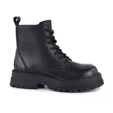 Bota de cuero sintético negra con cordones, caña media y suela track.