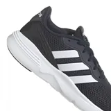 Championes Adidas Nebzed Cloudfoam, color negro con detalles en blanco y azul marino, con las tres tiras laterales blancas y suela blanca con tecnología Cloudfoam.