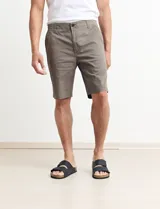 Bermuda color verde medio, con bolsillos laterales y traseros.