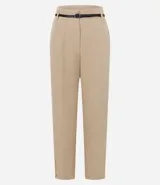 Pantalón de vestir azul marino, de corte zanahoria, con cinturón fino negro con hebilla dorada.