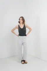 Pantalón jean de tiro alto, corte ancho y acampanado, color celeste claro.