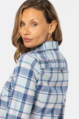 Camisa de algodón a cuadros con dos bolsillos en el pecho, botones a presión y spandex.