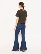 Pantalón de jean azul oscuro, de tiro medio y corte bootcut.