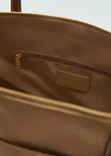 Bolso shopper negro con forro interior, tejido de nylon y tiras de color marrón en contraste. Tiene doble asa corta, asa de hombro, bolsillo exterior y cierre de cremallera.