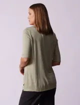 Remera verde con escote redondo y mangas tres cuartos. Presenta bordados en el escote.