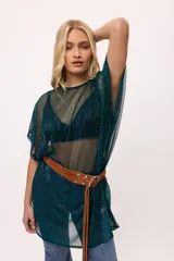 Vestido corto de poliéster color verde azulado, con escote en la espalda y tiras finas para ajustar.