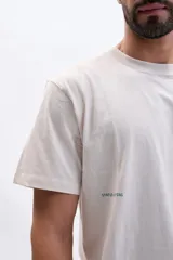 Remera color beige con estampa en la espalda con la frase "Process & Dream" y un texto con la hora "03:18 AM".