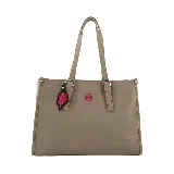 Cartera mediana tipo tote bag color visón, con doble asa de hombro regulable, logo circular en el centro y llavero colgante con forma de labios.