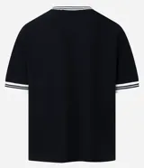 Remera deportiva oversized negra de mangas cortas, confeccionada en algodón texturizado. Posee patch, bordados con raya contrastante y cuello en V con rayas blancas. Estampa frontal con el número 98, la palabra Absolute, dos estrellas y la frase Future Co.
