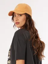 Gorro de visera color azul con diseño bordado de la marca.