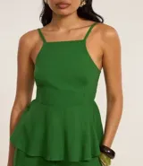 Blusa peplum verde esmeralda de viscolino, con escote cuadrado, breteles finos ajustables y sisa americana.