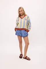 Short celeste con cintura elastizada y bolsillos laterales.