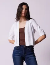 Bolero tejido blanco de manga corta con apliques de botones en los puños.