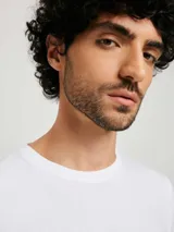 Camiseta básica de manga corta, cuello redondo y calce regular, color rojo jaspeado.