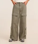 Pantalón de hombre de corte super baggy confeccionado en sarga de poliéster y algodón color negro, con bolsillos cargo laterales, cintura con trabillas y cierre de cremallera.