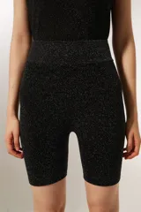 Short negro de calce alto, al cuerpo, con lurex y diseño color block.