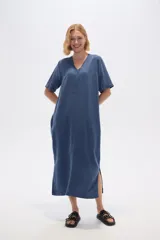 Vestido midi azul de lyocell con cuello en V y mangas cortas.