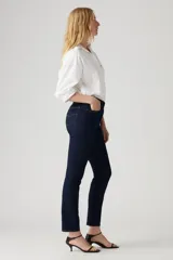 Jeans de tiro alto color azul oscuro, ajustados en cadera y muslos, con pierna recta y cierre de cremallera.