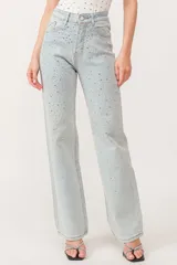 Pantalón de jean celeste con corte recto y strass plateados.