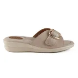 Sandalia de confort color beige con hebilla dorada decorativa.