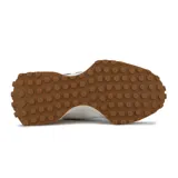 Championes New Balance Lifestyle modelo 327, color crema y bordó. Presentan una capellada en tonos claros con el logo 'N' grande en color bordó. La suela es de goma color café con relieve de tacos.