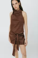 Top halter color beige con lurex y cuello alto.