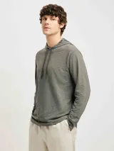 Camiseta verde de corte slim con capucha y cordones ajustables.