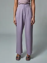 Pantalón negro de vestir, de corte recto y tiro alto, con pinzas en la cintura y bolsillos laterales.