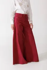 Pantalón jean color borgoña, de corte wide leg y tiro alto.
