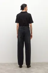 Pantalón de jean estilo barrel, color marrón oscuro con efecto desgastado. Presenta un calce holgado y tiro alto.