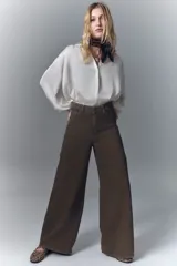 Pantalón jean marrón de corte oxford, tiro alto y denim rígido.