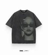 Remera negra con efecto desgastado y estampado de Rihanna con gafas de sol.