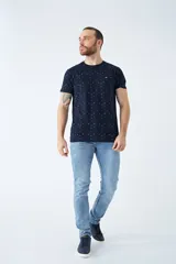 Pantalón jean celeste de corte recto, con cintura regular y tiro medio. Tiene roturas y logo bordado.