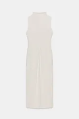 Vestido midi sin mangas, color celeste claro, con cuello alto y detalle de drapeado fruncido en el lateral del torso.