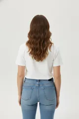 Remera blanca de algodón con estampado de plato con sardinas y texto en color lila.