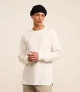 Remera de manga larga color blanco, confeccionada en algodón, con cuello redondo y puños ajustados.