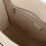 Cartera grande tipo shopper color beige, confeccionada en rafia y cuero sintético. Tiene doble asa de mano, correa bandolera regulable y cierre superior. El interior está forrado en tela de algodón y poliéster, y cuenta con un bolsillo con cierre y dos bolsillos abiertos.