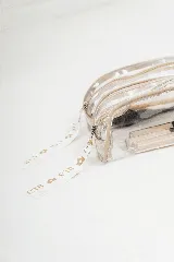 Necessaire transparente en forma de panchito para guardar artículos pequeños de maquillaje y/o cuidado personal.