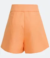 Short acampanado color naranja, de lino, con bolsillos y botón decorativo.