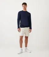 Sweater azul marino de algodón, con cuello redondo y mangas largas.