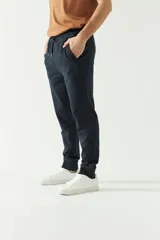 Pantalón de jogging gris con puños y logo estampado.