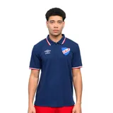 Polo de hombre Umbro del Club Nacional de Football, color azul marino, con cuello tipo polo y cierre parcial con cremallera. Presenta ribetes tricolor (blanco, rojo, azul) en el cuello y en los puños de las mangas cortas. Escudo del club bordado en el pecho izquierdo y logo Umbro en el derecho.