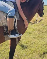 Polainas de cuero color camel, hechas a mano, diseñadas para proteger las piernas y tobillos.