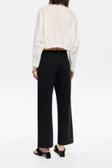 Pantalón denim negro de corte recto con largo tobillero, cierre frontal con cremallera metálica y bolsillos falsos con vivo.