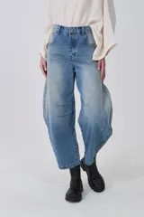 Pantalón de jean azul claro con efecto lavado, de corte barrel, con pinzas y bolsillos.