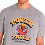 Remera gris de manga corta con estampa frontal de un camión animado y el logo de Caterpillar.