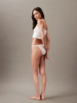 Bombacha bikini blanca de algodón y elastano, con laterales de cuerda y cintura elástica con logo Calvin Klein.